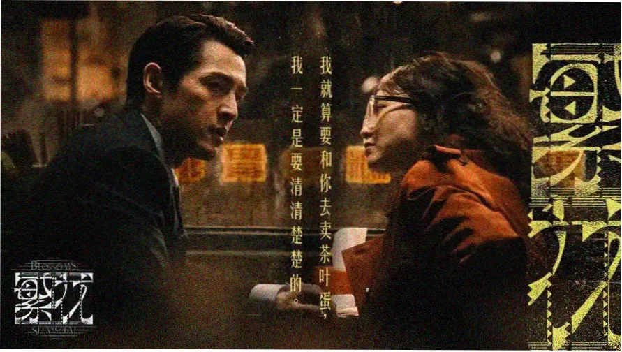 沙漠公路尽头立着一块路牌，牌面写着八一影视里程档案