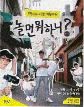 资讯配图，读者来信叠放在桌面上